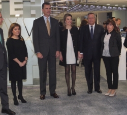 Los Príncipes junto a la vicepresidenta del Gobierno y ministra de la Presidencia, Soraya Sáenz de Santamaría, el presidente ejecutico de la Agencia E